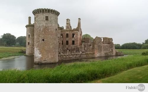 Замок Керлаверок.
Замок Керлаверок — англ. Caerlaverock (Гнездо жаворонка) — находится в области Дамфрис и Галлоуэй на юго-западе Шотландии.
Единственный в Шотландии и один из немногих в мире треугольный замок. Всего замков в Шотландии более 3000. Удалось объехать пока только 5.