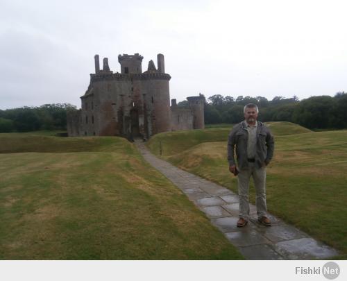 Замок Керлаверок.
Замок Керлаверок — англ. Caerlaverock (Гнездо жаворонка) — находится в области Дамфрис и Галлоуэй на юго-западе Шотландии.
Единственный в Шотландии и один из немногих в мире треугольный замок. Всего замков в Шотландии более 3000. Удалось объехать пока только 5.