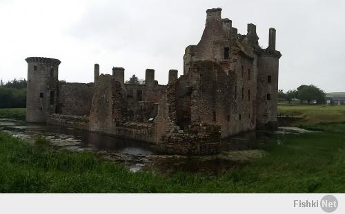 Замок Керлаверок.
Замок Керлаверок — англ. Caerlaverock (Гнездо жаворонка) — находится в области Дамфрис и Галлоуэй на юго-западе Шотландии.
Единственный в Шотландии и один из немногих в мире треугольный замок. Всего замков в Шотландии более 3000. Удалось объехать пока только 5.