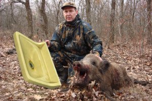 Охотники дебилы,с ружьями на кабана пошли.