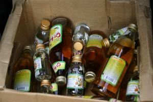 Национальной идеи нет и сейчас. Просто сейчас народ начинает смыкаться с властью, а это ей выгодно. Это гораздо проще, чем строить дороги и повышать уровень жизни собственных граждан. Ура-патриотизм хорош, до тех пор пока есть чего жрать. Я москвич. Мне есть чего жрать. Но я хочу жить лучше в стране где работают законы, а не ура-патриотизм. А одно увы, зачастую исключает другое... Цены растут – зато Крым отжали!!! Законы не работают — зато Крым отжали!!! Страна спивается — зато Крым отжали!!! И так до бесконечности... Подмена сладкого длинным и это большинство устраивает. Тебя, видимо - устраивает. Меня — нет. 
Вот фотка. 75% этиловый спирт продается как в Москве 100 граммовые стопарики с водкой, там — на кассах в Новотроицке. Цена - 19 рублей. Никаких акцизов. Я себе купил на сувениры... А город - с одним из крупнейших металлургических заводов в стране умирает... Работы нет, маргинал на маргинале – зато Крым отжали!!! Ты об этой национальной идее говоришь?