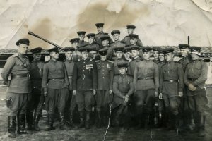 Сержант в первом ряду – мой дед. От Москвы до Берлина!!!