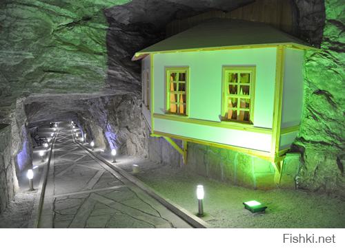 А теперь сравните просто с соляными пещерами Дуздаг Нахичевань Азербайджан....