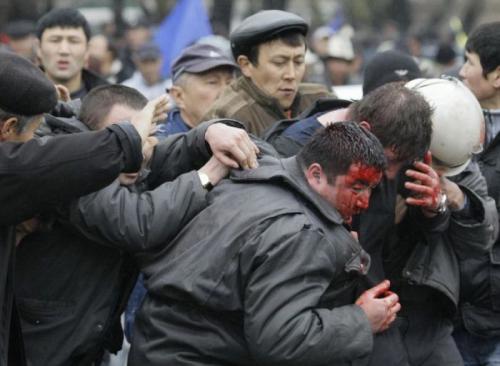 не сильно понятно по видео что было у метро до появления ОМОНа... да и винить ОМОН особо не в чем... они выполняют приказ.. и если ОМОН в итоге не будет выполнять приказы, а делать так, как он считает нужным - то будет полный крах.... на видео я не видел чтобы ОМОНовцы избивали или ломали кого-то... и предъявлять документы омоновцы тоже не обязаны.. так что тут ситуация не совсем понятная и не факт что против омона.. против власти - возможно...
но кто считает что сменить власть или навести порядок в стране можно такими митингами и нападениями - те наверное не умеют думать за себя.. а всегда подчиняются неистовой толпе... толпа пожирает волю и умение здраво мыслить всех людей, кто находится в ней.. увы... а это на руку определенным людям.. так что не думайте что ВЫ решаете свои проблемы... это КТО-ТО вашими руками решает СВОИ проблемы..
просто вспомните недавний переворот в Киргизии, как и кем он делался и к чему привел в итоге... 
вот вам несколько фото, для освежения памяти






и этого вы хотите в России?? чтобы пацаны без своей реальной позиции стреляли друг в друга не зная за что.. за то, что они оказались просто в толпе?? 
не дай бог, это случится.. не дай бог..