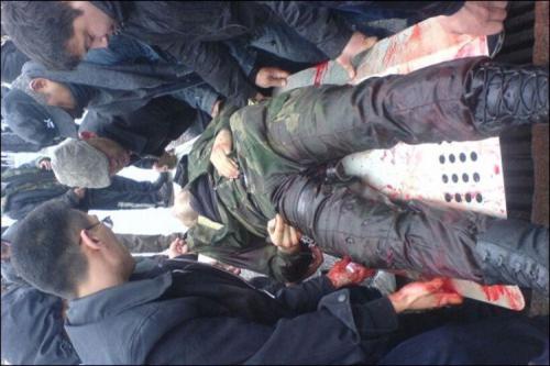 не сильно понятно по видео что было у метро до появления ОМОНа... да и винить ОМОН особо не в чем... они выполняют приказ.. и если ОМОН в итоге не будет выполнять приказы, а делать так, как он считает нужным - то будет полный крах.... на видео я не видел чтобы ОМОНовцы избивали или ломали кого-то... и предъявлять документы омоновцы тоже не обязаны.. так что тут ситуация не совсем понятная и не факт что против омона.. против власти - возможно...
но кто считает что сменить власть или навести порядок в стране можно такими митингами и нападениями - те наверное не умеют думать за себя.. а всегда подчиняются неистовой толпе... толпа пожирает волю и умение здраво мыслить всех людей, кто находится в ней.. увы... а это на руку определенным людям.. так что не думайте что ВЫ решаете свои проблемы... это КТО-ТО вашими руками решает СВОИ проблемы..
просто вспомните недавний переворот в Киргизии, как и кем он делался и к чему привел в итоге... 
вот вам несколько фото, для освежения памяти






и этого вы хотите в России?? чтобы пацаны без своей реальной позиции стреляли друг в друга не зная за что.. за то, что они оказались просто в толпе?? 
не дай бог, это случится.. не дай бог..