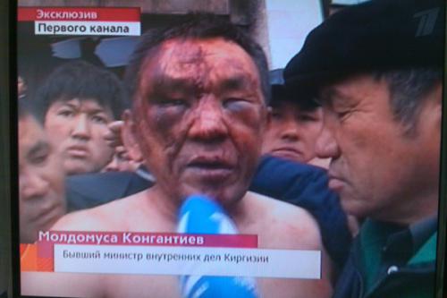 не сильно понятно по видео что было у метро до появления ОМОНа... да и винить ОМОН особо не в чем... они выполняют приказ.. и если ОМОН в итоге не будет выполнять приказы, а делать так, как он считает нужным - то будет полный крах.... на видео я не видел чтобы ОМОНовцы избивали или ломали кого-то... и предъявлять документы омоновцы тоже не обязаны.. так что тут ситуация не совсем понятная и не факт что против омона.. против власти - возможно...
но кто считает что сменить власть или навести порядок в стране можно такими митингами и нападениями - те наверное не умеют думать за себя.. а всегда подчиняются неистовой толпе... толпа пожирает волю и умение здраво мыслить всех людей, кто находится в ней.. увы... а это на руку определенным людям.. так что не думайте что ВЫ решаете свои проблемы... это КТО-ТО вашими руками решает СВОИ проблемы..
просто вспомните недавний переворот в Киргизии, как и кем он делался и к чему привел в итоге... 
вот вам несколько фото, для освежения памяти






и этого вы хотите в России?? чтобы пацаны без своей реальной позиции стреляли друг в друга не зная за что.. за то, что они оказались просто в толпе?? 
не дай бог, это случится.. не дай бог..