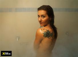 ну она и сама готова все показать