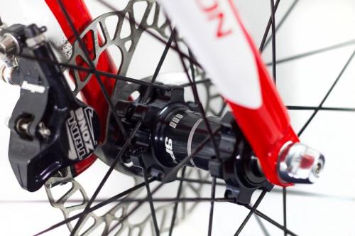 даже дорогущие спортивные карбоновые шоссеры весят 6-6.5кг. в данном случае велосипед ещё и с дисковыми тормозами. тормоза, установленные конкретно на этом велосипеде весят около 700гр пара. о каких 3кг может идти речь?