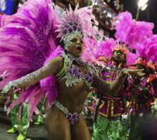 По моему эта тётя не вписывается в общую картину. Мужики меня поймут.