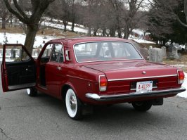 Старые автомобили на улицах Нью-Йорка