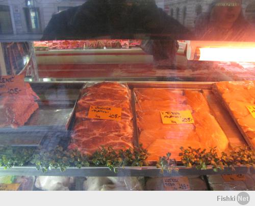 Прага, 5 минут ходьбы от Пороховой башни, самый центр. Январь 2011 года. На снимке витрина мясного магазина, 105 крон 1 кг свиной шейки, курс кроны 1,68-1,70 руб за 1 чешскую крону.