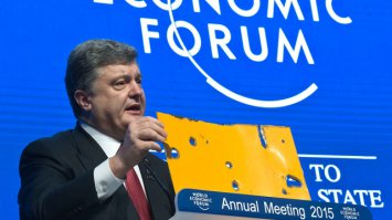 А эта жирная мышь с куском сыра держит, так сказать доказательство присутствия Российских войск в Украине!