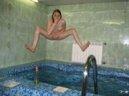 Зависли над бассейном