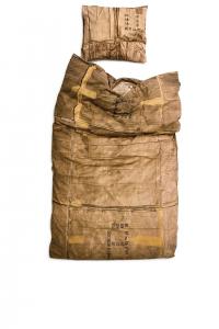 половина из этого белья-норвежский дизайнер SNURK.Я купил пододеяльник из коробок и простынь-мостовую с люком, странно что в посте нет-веселое белье.
Стоит около 200 евро.На ебее перекупщики-дороже будет.Китайцы пока такого не делают.