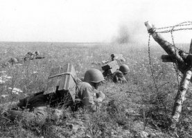 Спецназ генералиссимуса
18 сентября 2010
 
Источник: "From-UA"
О существовании этих подразделений старались не упоминать советские военные историки, их бойцов не показывают в художественных фильмах, о них…
…благоразумно помалкивают современные обличители «бездарного Сталина».
Может быть, таким игнорированием они были обязаны тому, что не совсем вписывались в лубочный образ советского «солдата-освободителя»? Действительно, в нашем представлении красноармейцы Великой Отечественной встают фигурами изможденных людей в грязных шинелях, гурьбой бегущих в атаку вслед за танком. Или усталыми пожилыми мужиками, курящими самокрутки на бруствере окопа. Ведь именно такие кадры старались запечатлеть военные кинохроники.
Наверное, их задачей было показать простого бойца рабоче-крестьянской армии, оторванного от плуга и станка, желательно неказистого. Мол, вон он сам какой, практически метр с пилоткой - а Гитлера побеждает! Такой образ как нельзя лучше соответствует и замордованной, истощавшей жертве сталинского режима. Которую с конца 1980-х годов постсоветские историки и кинорежиссеры посадили на телегу, дали в руки «трехлинейку» без патронов и отправили навстречу бронетанковым ордам фашистов - под зорким надзором заградотрядов.
В реальности, конечно, немцы сами въехали в СССР на 300-х тысячах телег, а что касается вооружения, то фашистская Европа уступала нам по числу выпущенных автоматов в 4 раза, а по самозарядным винтовкам в 10 раз.
В последнее время, конечно, взгляд на Великую Отечественную стал иным, муссировать тему «бессмысленных жертв» обществу надоело, и на экранах появились пограничники-терминаторы, разведчики-ниндзя, разудалые экипажи бронепоездов и другие персонажи – теперь уже гиперболизированные. Как говорится, из одной крайности да в другую. Хотя нужно отметить, что настоящие пограничники и разведчики (а также десантники и морпехи) действительно отличались хорошей физической формой и подготовкой. В стране, где спорт был массово-обязательным, «качков» было куда больше, чем сейчас.
И только один род войск так и не был замечен оком сценаристов, хотя заслуживает наибольшего внимания. Потому что из всех частей специального назначения (спецназа) Второй мировой войны самыми многочисленными и самыми сильными были советские штурмовые инженерно-саперные бригады (ШИСБр) резерва Верховного Главнокомандующего.
В ходе войны большинство воюющих сторон осознали, что классическая пехота не может выполнять многие специфические задачи. Поэтому Британия начала создавать батальоны «коммандос», США – отряды армейских рейнджеров, Германия реформировала часть своей мотопехоты в «панцергренадеров». Красная Армия же, начав в 1943 году свое великое наступление, столкнулась с проблемой больших потерь при взятии немецких укрепленных районов и во время уличных боев.
По части создания укреплений немцы были большими доками. ДОТы, зачастую бетонные или стальные, прикрывали друг друга, а за ними стояли батареи противотанковых орудий или самоходки. Все подходы густо минировались и опутывались колючей проволокой. В городах в ДОТ превращался каждый подвал или канализационный люк, даже руины становились неприступными фортами.
Можно было посылать на их штурм штрафников – бессмысленно укладывая тысячи солдат и офицеров на радость будущим обличителям «сталинизма». Можно было бросаться на амбразуру грудью – героически, но, скажем честно, бессмысленно. Поэтому Ставка, понимающая, что воевать с помощью штыка и «ура» пора прекращать, пошла другим путем.
Сама идея была взята у немцев, точнее – у армии кайзера. Еще в 1916 году в сражении за Верден германская армия применила специальные саперно-штурмовые группы, имеющие особое вооружение (ручные пулеметы и ранцевые огнеметы) и прошедшие специфический курс подготовки. Сами немцы о своем опыте подзабыли, видимо, рассчитывая на «блицкриг» - и потом долго топтались под Севастополем и в Сталинграде. Зато его взяла на вооружение Красная Армия.
Весной 1943 года началось формирование первых 15-ти штурмовых бригад. Основой для них послужили инженерно-саперные части РККА, поскольку новый спецназ требовал, прежде всего, технически грамотных специалистов. Ведь спектр их задач был довольно широк и сложен.
Для начала рота инженерной разведки исследовала вражеские укрепления на предмет их огневой мощи и «архитектурной прочности». Составляя подробный план, где расположены ДОТы и другие огневые точки, что они из себя представляют (земляные, бетонные или иные) и чем вооружены, какое имеют прикрытие, где располагаются минные поля и заграждения. На основе этих данных разрабатывался план штурма.
Далее в бой вступали штурмовые батальоны (до пяти на бригаду). Их бойцы отбирались особенно тщательно. Отсеивались все кандидаты старше 40 лет, а также физически слабые и тугодумы.
Такие требования пояснялись просто: во-первых, боец-штурмовик нес на себе груз в несколько раз больший, чем простой пехотинец. На него был надет стальной нагрудник, защищавший от мелких осколков и пистолетных (автоматных) пуль, за плечами часто висел увесистый мешок с «набором взрывника». В подсумках находился увеличенный боекомплект гранат, а также бутылок с «коктейлем Молотова», которые метали в амбразуры или оконные проемы. А с конца 1943 года в их распоряжение поступили ранцевые огнеметы.
Помимо традиционных автоматов (ППШ и ППС), штурмовые подразделения под завязку вооружались ручными пулеметами и противотанковыми ружьями - последние использовались как крупнокалиберные винтовки для подавления огневых точек.
Чтобы научить личный состав проворно бегать со всем этим грузом на плечах, а также сократить его возможные потери, ему устраивали жесткие тренировки. Помимо того, что бойцов в полной выкладке гоняли на полосе препятствий, над их головами еще и от души поливали боевыми патронами – чтобы правило «не высовываться» закрепилось у них на уровне инстинкта еще до первого боя. Другую половину дня занимали тренировочные стрельбы и взрывы, разминирования. Плюс к этому – рукопашный бой, метание ножей, топоров и саперных лопаток.
Это было куда труднее, чем тренировки, скажем, разведчиков. Ведь разведчик шел на задание налегке, и для него было главное не обнаружить себя. А боец-штурмовик не имел возможность прятаться по кустам, он не мог тихонько «смыться». И его целью были не одиночные пьяные «языки», а самые мощные укрепления Восточного фронта.
Бой начинался внезапно, иногда даже без артподготовки и без всяких воплей «ура!». Через заранее сделанные проходы в минных полях тихо проходили отряды пулеметчиков и автоматчиков, которые отрезали немецкие ДОТы от поддержки пехоты. С самим вражеским бункером разбирались взрывники или огнеметчики.
Даже самые мощные укрепления выводились из строя с помощью заложенного в вентиляционное отверстие заряда. Там, где путь преграждала решетка, поступали остроумно и сердито: выливали внутрь несколько канистр керосина и бросали спичку.
В городских условиях бойцы ШИСБр отличались умением появиться внезапно с самой неожиданной для немцев стороны. Все очень просто: они буквально проходили сквозь стены, прокладывая себе путь тротилом. Например, немцы превратили в ДОТ подвал дома. Наши бойцы заходили сзади или сбоку, взрывали стенку подвала (или пол первого этажа) и тут же выпускали туда струи из огнеметов.
Хорошую услугу в пополнении арсенала ШИСБр оказали… сами немцы. С лета 1943 года на вооружение гитлеровской армии начали поступать фаустпатроны («Panzerfaust»), которые отступающие немцы бросали в огромных количествах. Бойцы ШИСБра сразу нашли им применение: ведь фаустпатрон пробивал не только броню, но и стены. Интересно, что наши бойцы придумали специальную переносную стойку для залповой стрельбы из 6-10 фаустпатронов одновременно.
Использовались также хитроумные переносные рамы для запуска тяжелых отечественных 300-мм реактивных снарядов М-31. Их подносили на позицию, укладывали – и лупили прямой наводкой. Так, в бою на Линденштрассе (Берлин) по укрепленному дому были запущены три таких снаряда. Внутри оставшихся от здания дымящихся руин не выжил никто.
В 1944 году на поддержку штурмовых батальонов пришли роты огнеметных танков и всевозможные плавающие транспортеры. Мощь и эффективность ШИСБр, число которых уже достигало 20-ти, резко усилилась.
Однако вначале успехи штурмовых инженерно-саперных бригад вызвали у армейского командования головокружение. Сложилось неправильное мнение, что ШИСБр может все – и бригады начали посылать на все участки фронта, причем без поддержки других родов войск. Это была фатальная ошибка.
Если немецкие позиции активно прикрывались артиллерийским огнем, который не был предварительно подавлен, ШИСБр был почти бессилен. Ведь как бы ни были подготовлены бойцы, для немецких снарядов они были такими же уязвимыми мишенями, как и новобранцы в шинельках. Еще хуже, когда немцы отбивали свои позиции танковой контратакой – тут уж спецназ нес большие потери. Лишь в декабре 1943 года Ставка установила строгий регламент использования ШИСБр: теперь бригады обязательно поддерживались артиллерией, танками и вспомогательной пехотой.
Арьергардом ШИСБр были роты разминирования, в том числе по одной роте собак-миноискателей на каждую бригаду. Они шли вслед за штурмовыми батальонами и расчищали основные проходы для наступающей армии (окончательным разминированием местности занимались тыловые саперные части). Минеры тоже часто использовали стальные нагрудники - как известно, саперы порою ошибаются, а два миллиметра стали могли защитить их от взрыва небольших противопехотных мин. Во всяком случае, это было хоть какое-то прикрытие груди и живота.
Золотыми страницами в истории ШИСБр стали бои за Кенигсберг и Берлин, а также взятие укреплений Квантунской армии. Военные аналитики уверенно считают, что без инженерно-штурмового спецназа эти сражения затянулись бы, а потери Красной Армии были бы во много раз больше.
Но, увы, уже в 1946 году весь основной состав ШИСБр был демобилизован, а затем, по одной, бригады расформировали. Сначала этому способствовала уверенность очередных «тухачевских», что Третья мировая будут выиграна молниеносным ударом советских танковых армий. С появлением же ядерного оружия в советском Генштабе стали считать, что с противником прекрасно справится атомная бомба. Старикам-маршалам, видимо, и в голову не приходило, что если что и уцелеет в ядерном катаклизме – так это бункеры и подземные форты. «Вскрыть» которые мог бы, пожалуй, только ШИСБр.
Об уникальном советском спецназе просто забыли – так, что следующие поколения даже не знали о его существовании. Так была просто вытерта одна из самых интересных и славных страниц Великой Отечественной.
Сергей Кутовой