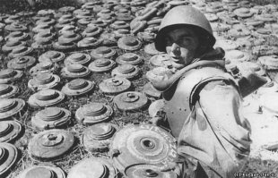 Спецназ генералиссимуса
18 сентября 2010
 
Источник: "From-UA"
О существовании этих подразделений старались не упоминать советские военные историки, их бойцов не показывают в художественных фильмах, о них…
…благоразумно помалкивают современные обличители «бездарного Сталина».
Может быть, таким игнорированием они были обязаны тому, что не совсем вписывались в лубочный образ советского «солдата-освободителя»? Действительно, в нашем представлении красноармейцы Великой Отечественной встают фигурами изможденных людей в грязных шинелях, гурьбой бегущих в атаку вслед за танком. Или усталыми пожилыми мужиками, курящими самокрутки на бруствере окопа. Ведь именно такие кадры старались запечатлеть военные кинохроники.
Наверное, их задачей было показать простого бойца рабоче-крестьянской армии, оторванного от плуга и станка, желательно неказистого. Мол, вон он сам какой, практически метр с пилоткой - а Гитлера побеждает! Такой образ как нельзя лучше соответствует и замордованной, истощавшей жертве сталинского режима. Которую с конца 1980-х годов постсоветские историки и кинорежиссеры посадили на телегу, дали в руки «трехлинейку» без патронов и отправили навстречу бронетанковым ордам фашистов - под зорким надзором заградотрядов.
В реальности, конечно, немцы сами въехали в СССР на 300-х тысячах телег, а что касается вооружения, то фашистская Европа уступала нам по числу выпущенных автоматов в 4 раза, а по самозарядным винтовкам в 10 раз.
В последнее время, конечно, взгляд на Великую Отечественную стал иным, муссировать тему «бессмысленных жертв» обществу надоело, и на экранах появились пограничники-терминаторы, разведчики-ниндзя, разудалые экипажи бронепоездов и другие персонажи – теперь уже гиперболизированные. Как говорится, из одной крайности да в другую. Хотя нужно отметить, что настоящие пограничники и разведчики (а также десантники и морпехи) действительно отличались хорошей физической формой и подготовкой. В стране, где спорт был массово-обязательным, «качков» было куда больше, чем сейчас.
И только один род войск так и не был замечен оком сценаристов, хотя заслуживает наибольшего внимания. Потому что из всех частей специального назначения (спецназа) Второй мировой войны самыми многочисленными и самыми сильными были советские штурмовые инженерно-саперные бригады (ШИСБр) резерва Верховного Главнокомандующего.
В ходе войны большинство воюющих сторон осознали, что классическая пехота не может выполнять многие специфические задачи. Поэтому Британия начала создавать батальоны «коммандос», США – отряды армейских рейнджеров, Германия реформировала часть своей мотопехоты в «панцергренадеров». Красная Армия же, начав в 1943 году свое великое наступление, столкнулась с проблемой больших потерь при взятии немецких укрепленных районов и во время уличных боев.
По части создания укреплений немцы были большими доками. ДОТы, зачастую бетонные или стальные, прикрывали друг друга, а за ними стояли батареи противотанковых орудий или самоходки. Все подходы густо минировались и опутывались колючей проволокой. В городах в ДОТ превращался каждый подвал или канализационный люк, даже руины становились неприступными фортами.
Можно было посылать на их штурм штрафников – бессмысленно укладывая тысячи солдат и офицеров на радость будущим обличителям «сталинизма». Можно было бросаться на амбразуру грудью – героически, но, скажем честно, бессмысленно. Поэтому Ставка, понимающая, что воевать с помощью штыка и «ура» пора прекращать, пошла другим путем.
Сама идея была взята у немцев, точнее – у армии кайзера. Еще в 1916 году в сражении за Верден германская армия применила специальные саперно-штурмовые группы, имеющие особое вооружение (ручные пулеметы и ранцевые огнеметы) и прошедшие специфический курс подготовки. Сами немцы о своем опыте подзабыли, видимо, рассчитывая на «блицкриг» - и потом долго топтались под Севастополем и в Сталинграде. Зато его взяла на вооружение Красная Армия.
Весной 1943 года началось формирование первых 15-ти штурмовых бригад. Основой для них послужили инженерно-саперные части РККА, поскольку новый спецназ требовал, прежде всего, технически грамотных специалистов. Ведь спектр их задач был довольно широк и сложен.
Для начала рота инженерной разведки исследовала вражеские укрепления на предмет их огневой мощи и «архитектурной прочности». Составляя подробный план, где расположены ДОТы и другие огневые точки, что они из себя представляют (земляные, бетонные или иные) и чем вооружены, какое имеют прикрытие, где располагаются минные поля и заграждения. На основе этих данных разрабатывался план штурма.
Далее в бой вступали штурмовые батальоны (до пяти на бригаду). Их бойцы отбирались особенно тщательно. Отсеивались все кандидаты старше 40 лет, а также физически слабые и тугодумы.
Такие требования пояснялись просто: во-первых, боец-штурмовик нес на себе груз в несколько раз больший, чем простой пехотинец. На него был надет стальной нагрудник, защищавший от мелких осколков и пистолетных (автоматных) пуль, за плечами часто висел увесистый мешок с «набором взрывника». В подсумках находился увеличенный боекомплект гранат, а также бутылок с «коктейлем Молотова», которые метали в амбразуры или оконные проемы. А с конца 1943 года в их распоряжение поступили ранцевые огнеметы.
Помимо традиционных автоматов (ППШ и ППС), штурмовые подразделения под завязку вооружались ручными пулеметами и противотанковыми ружьями - последние использовались как крупнокалиберные винтовки для подавления огневых точек.
Чтобы научить личный состав проворно бегать со всем этим грузом на плечах, а также сократить его возможные потери, ему устраивали жесткие тренировки. Помимо того, что бойцов в полной выкладке гоняли на полосе препятствий, над их головами еще и от души поливали боевыми патронами – чтобы правило «не высовываться» закрепилось у них на уровне инстинкта еще до первого боя. Другую половину дня занимали тренировочные стрельбы и взрывы, разминирования. Плюс к этому – рукопашный бой, метание ножей, топоров и саперных лопаток.
Это было куда труднее, чем тренировки, скажем, разведчиков. Ведь разведчик шел на задание налегке, и для него было главное не обнаружить себя. А боец-штурмовик не имел возможность прятаться по кустам, он не мог тихонько «смыться». И его целью были не одиночные пьяные «языки», а самые мощные укрепления Восточного фронта.
Бой начинался внезапно, иногда даже без артподготовки и без всяких воплей «ура!». Через заранее сделанные проходы в минных полях тихо проходили отряды пулеметчиков и автоматчиков, которые отрезали немецкие ДОТы от поддержки пехоты. С самим вражеским бункером разбирались взрывники или огнеметчики.
Даже самые мощные укрепления выводились из строя с помощью заложенного в вентиляционное отверстие заряда. Там, где путь преграждала решетка, поступали остроумно и сердито: выливали внутрь несколько канистр керосина и бросали спичку.
В городских условиях бойцы ШИСБр отличались умением появиться внезапно с самой неожиданной для немцев стороны. Все очень просто: они буквально проходили сквозь стены, прокладывая себе путь тротилом. Например, немцы превратили в ДОТ подвал дома. Наши бойцы заходили сзади или сбоку, взрывали стенку подвала (или пол первого этажа) и тут же выпускали туда струи из огнеметов.
Хорошую услугу в пополнении арсенала ШИСБр оказали… сами немцы. С лета 1943 года на вооружение гитлеровской армии начали поступать фаустпатроны («Panzerfaust»), которые отступающие немцы бросали в огромных количествах. Бойцы ШИСБра сразу нашли им применение: ведь фаустпатрон пробивал не только броню, но и стены. Интересно, что наши бойцы придумали специальную переносную стойку для залповой стрельбы из 6-10 фаустпатронов одновременно.
Использовались также хитроумные переносные рамы для запуска тяжелых отечественных 300-мм реактивных снарядов М-31. Их подносили на позицию, укладывали – и лупили прямой наводкой. Так, в бою на Линденштрассе (Берлин) по укрепленному дому были запущены три таких снаряда. Внутри оставшихся от здания дымящихся руин не выжил никто.
В 1944 году на поддержку штурмовых батальонов пришли роты огнеметных танков и всевозможные плавающие транспортеры. Мощь и эффективность ШИСБр, число которых уже достигало 20-ти, резко усилилась.
Однако вначале успехи штурмовых инженерно-саперных бригад вызвали у армейского командования головокружение. Сложилось неправильное мнение, что ШИСБр может все – и бригады начали посылать на все участки фронта, причем без поддержки других родов войск. Это была фатальная ошибка.
Если немецкие позиции активно прикрывались артиллерийским огнем, который не был предварительно подавлен, ШИСБр был почти бессилен. Ведь как бы ни были подготовлены бойцы, для немецких снарядов они были такими же уязвимыми мишенями, как и новобранцы в шинельках. Еще хуже, когда немцы отбивали свои позиции танковой контратакой – тут уж спецназ нес большие потери. Лишь в декабре 1943 года Ставка установила строгий регламент использования ШИСБр: теперь бригады обязательно поддерживались артиллерией, танками и вспомогательной пехотой.
Арьергардом ШИСБр были роты разминирования, в том числе по одной роте собак-миноискателей на каждую бригаду. Они шли вслед за штурмовыми батальонами и расчищали основные проходы для наступающей армии (окончательным разминированием местности занимались тыловые саперные части). Минеры тоже часто использовали стальные нагрудники - как известно, саперы порою ошибаются, а два миллиметра стали могли защитить их от взрыва небольших противопехотных мин. Во всяком случае, это было хоть какое-то прикрытие груди и живота.
Золотыми страницами в истории ШИСБр стали бои за Кенигсберг и Берлин, а также взятие укреплений Квантунской армии. Военные аналитики уверенно считают, что без инженерно-штурмового спецназа эти сражения затянулись бы, а потери Красной Армии были бы во много раз больше.
Но, увы, уже в 1946 году весь основной состав ШИСБр был демобилизован, а затем, по одной, бригады расформировали. Сначала этому способствовала уверенность очередных «тухачевских», что Третья мировая будут выиграна молниеносным ударом советских танковых армий. С появлением же ядерного оружия в советском Генштабе стали считать, что с противником прекрасно справится атомная бомба. Старикам-маршалам, видимо, и в голову не приходило, что если что и уцелеет в ядерном катаклизме – так это бункеры и подземные форты. «Вскрыть» которые мог бы, пожалуй, только ШИСБр.
Об уникальном советском спецназе просто забыли – так, что следующие поколения даже не знали о его существовании. Так была просто вытерта одна из самых интересных и славных страниц Великой Отечественной.
Сергей Кутовой