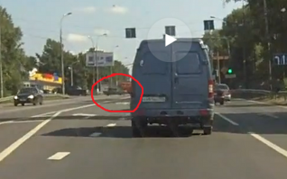 У них там своя атмосфера: жигуль перед этим камазом на красный выскочил...