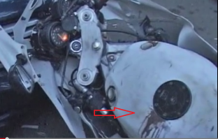 Мотоцикл чем заправлен? то ли масло из бака размазалось, то ли какая-то адская смесь краску разъела, реактивное топливо что ль?