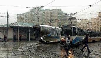 по москве один такой катается