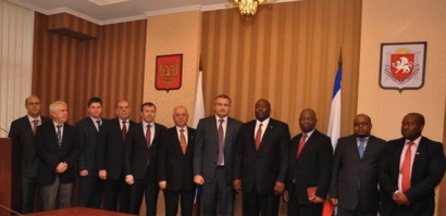 На фоне санкций  у России появляются новые друзья готовые прийти на помощь в трудной ситуации. 
Зимбабве. На сегодняшний момент советом.
Официальная делегация этой страны, первой из стран дальнего зарубежья после аннексии, посетила Крым.Зимбабве последние 34 года правит Роберт Мугабе.Зимбабве одна из беднейших стран мира. ВВП на душу населения 600 долларов. Благодаря политике Мугабе, в 2000-2008 году Зимбабве поразил финансовый кризис, аналога которому не было в мире. Инфляция достигала 300 000000% в год. В обороте были банкноты достоинством триллионы зимбабвийских долларов.С 2009 года в Зимбабве отменена местная валюта. Теперь официальная валюта страны - американский доллар. "Борьба за сувернитет страны" закончилась тотальной нищетой и полной зависимостью от гуманитарной помощи и федеральной резервной системы США. В стране люди мрут от холеры и СПИДа, многие голодают.
Зимбабве готова поделиться с республикой Крым опытом жизни в условиях санкций со стороны стран Запада