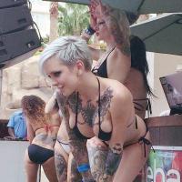 Девушка шевелит грудью под Моцарта 