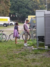 Вот немец! ему не стыдно сать на трасформаторную будку в Мюнхене в Германии! А мне стыдно и страшно сать на оголенные провода тем более в Германии