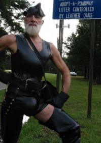 Ага, ему расскажи про свое детство :)))))