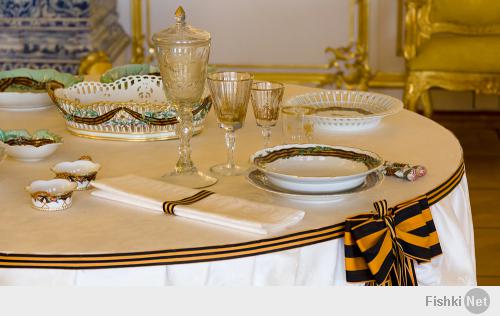 Вот "Георгиевская лента" из Георгиевского зала императорского дворца в Царском Селе, г.Пушкин. Она ничем не отличается от ленты ордена Славы СССР, является преемницей ордена св.Георгия в СССР.
Русский орден, русской воинской славы. Мы русские сами разберёмся как свою ленточку называть и кому вручать и когда одевать, без хохлов какнить разберёмся и их советов.