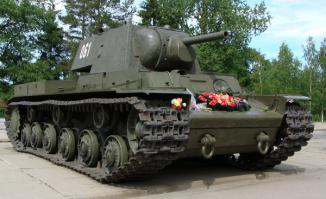 Танк КВ-1, поднят со дна Невы, прорывал блокаду, стоит под кировским мостом через Неву у диарамы операции Искра.
Вот машина так машина