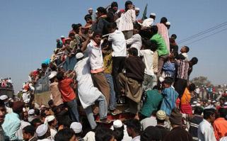 Понимаете, благодаря таким личностям как Рюрик, Олег Вещий, Иван Грозный, Пётр Великий, Екатерина Великая и многим другим, мы стали обладать колоссальной территорией и ресурсами.
Вот посмотрите на фото, представьте, что наша планета это этот вагон поезда. Так вот у России, занята одна шестая часть салона этого вагона, несколько отдельных купе и все они полупустые, часть коридора пустая, отдельный санузел и бойлер с питьевой водой, всё это принадлежит РФ. В то время, как на крыше висят китайцы, на подножках индийцы, вагон облеплен весь азиатами и восточными народами, в салоне драка за воду скоро начнётся, там плотно набитые купе, коридор забит народом и воды очень мало и в туалет ходить некуда, очередь огромная...
Видите всё это? Война НЕИЗБЕЖНА, это вопрос времени только когда она начнётся, и будет применено ЯО 100%, это без вариантов даже. И это будет, может в 22 может в 23 веке но будет, народу на крыше больше и больше, а воды с салоне меньше и меньше.