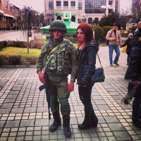 Потому, что все фотографировались с русскими солдатами :) Вот вероятно автора и вдохновили эти фото