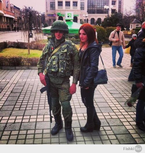 Потому, что все фотографировались с русскими солдатами :) Вот вероятно автора и вдохновили эти фото