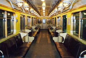 У нас на красной ветке в Питере ещё советские вагоны, с деревянными окнами и рифлёным пластиком. :)