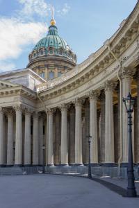 Вот поверите или нет, час пик, лето в Питере, автобусы с туристами кишат, все просто не отходят от колонн Казанского собора, фотографируются, ходят рассматривают, дети носятся по колоннаде... 
Стоял и ловил момент когда НИКОГО не будет в кадре, ПОЙМАЛ