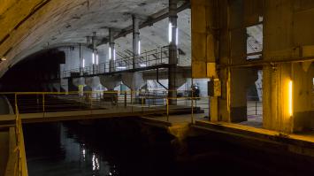 Вон она стоит в серединке :) В подземном доке