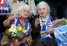 Вот настоящие болельщицы, а в посте так... простихоспади какие-то.