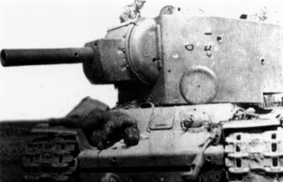 Солдат и Танк. 
Оба мёртвые.
Танк как бы защищает своего солдата, склонил над ним пушку и сам умер, или ушёл в вечность вслед за солдатом. 
Два героя погибших за нас с вами.