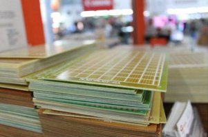 Ага, фирменные магазины... а это вот платы, из которых собирается товар в этих "фирменных" магазинах, засунут в корпус и втюхают человеку , наивно полагающему, что купить в три раза дешевле это гуд.