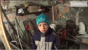 Никакого перемирия в Кировском районе Донецка не было и нет. Более того, обстрелы украинской армией жилых кварталов в сентябре и в эти первые дни октября стали еще ожесточеннее. Страдают люди, рушатся жилые дома, а 1 октября снаряд разорвался прямо у здания детского садика №220.

В сырых холодных подвалах, которые как-то укрывают жителей домов от обстрелов, депутаты парламента Новороссии пытаются найти людей и хоть как-то помочь им в это трудное время.

Пожилая женщина, принимая из рук депутата Аллы Муравковой коробку с лекарствами, от души благодарит за помощь и говорит, что самое главное ее желание, чтобы наступил наконец-то мир.

Мечтает о мире и рвется защищать Родину пацанчик лет 12. Представляется Виталиком и, указывая куда-то рукой позади себя, рассказывает:

– Здесь, рядом с нашей пятиэтажкой, ополченцы в окопах защищают нас. Мерзнут, а иногда и голодные сидят. Трудно им. - И на вопрос, страшно ли, отвечает по-взрослому: - Не за себя, а за ребят, которые в окопах. Конечно, попробуй посиди в окопе, когда на тебя Грады падают. Мы с мамой как-то ночью с пятого этажа видели, как снаряд упал. Пятиэтажка даже качнулась…

А еще Виталик уверенно говорит, что если бы был взрослым, если было бы ему лет 20, обязательно пошел бы защищать Родину.

Светлана Корсакова, которая живет на ул.Абакумова в доме №91, никуда не прячется, потому что не может оставить старенькую маму. Старушка, укутанная по шею в одеяла, не ходит и не говорит. Так и сидит целыми днями посреди холодной разоренной комнаты. Сейчас, может, станет чуть полегче – депутаты привезли необходимые лекарства. Светлана показывает и свою кровать – прямо в коридоре у входной двери. Подальше от взрывов и разбитых окон.

Еще один дом на Абакумова, вернее, еще одни развалины, – еще одна трагедия. Хозяйка Надежда Павлий говорит, что ее дом пострадал уже дважды. Первое попадание было утром 22 августа. Второй раз снаряд разорвался 1 октября в 18.30. Мужа, а он у Надежды инвалид по зрению 1-й группы, она едва смогла как-то поднять, чтобы вместе доползти до подвала.

– К нам приехали депутаты парламента Новороссии, рассказывает Надежда, – составили акт, надеюсь, что помогут. Хотя чем тут можно помочь, дом-то ремонту не подлежит…

1 октября, именно в тот день, когда школьники Донецка пошли в школу, пострадал и детский садик №220. Депутат парламента Новороссии Виталий Золотнюк вместе с Аллой Муравковой составили еще один акт, дополнили необходимыми противогриппозными, жаропонижающими препаратами аптечку. Медсестра Валерия подсказывает, что сейчас к ней все больше обращаются с простудными заболеваниями.

– Люди неделями сидят в сырых, плохо вентилируемых подвалах, а на улице – средина осени, холодно. Много обращаются со смешанными травмами – черепно-мозговыми, осколочными, так что огромное спасибо депутатам парламента Новороссии и за медикаменты, и за добрые слова поддержки.