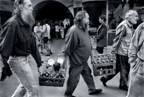 у нас так не поступают, у нас не бросят сотрапезника по бутылке вот так...