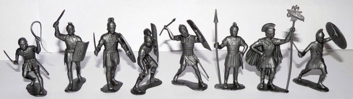 вот тоже оттуда... очень редкая серия рыцари и не очень римляне... вечная память донецкому заводу игрушек...