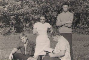 67-й год, мама курит, папа сидит читает...