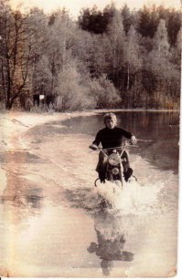 У самого 33-года назад была такая красавица.Бесподобный мотоцикл,бесподобное и счастливое время...