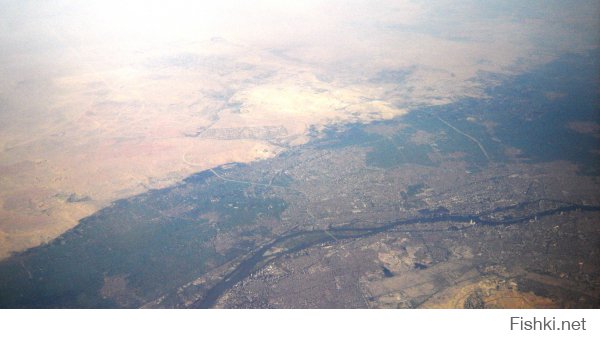 Каир.В центре фото видны пирамиды Гиза.