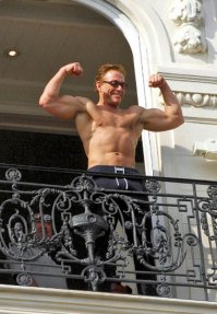 Жан Клод Ван Дамм исполнил танец из кинофильма «Кикбоксер»