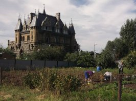 автор, замок хороший, но немного информации о нём бы не помешало!
.
Это замок «Гарибальди» в селе Хрящевка в Самарской области.Это  единственный в Поволжье luxury-отель, являющийся частью строящегося на берегу Жигулёвского моря туристического комплекса «Замок Гарибальди», в который будут входить гостиницы, рестораны, развлекательная, парковая и пляжная зона, а также порт.

Если уж совсем точно – это единственный в своём роде современный замок в неоготическом стиле, построенный по принципу исторической реконструкции. Возможно, поэтому этот замок так любят реконструкторы. Однако это не копия какого-то конкретного замка, а скорее архитектурная фантазия на тему готики и романтизма.

Строительство Замка началось в 2006 году и будет окончено в 2018 году. К лету 2014 года полностью построено основное здание отеля с флигелем (идёт внутренняя отделка номеров) и развлекательная зона, крыша которой является открытой площадкой, вымощенной, как двор замка. В настоящее время комплекс доступен для проведения мероприятий на открытой площадке и прилегающей к отелю территории.

«Замок Гарибальди» имеет все шансы стать главной достопримечательностью Самарской губернии и центром туристического притяжения за счёт развития туристического кластера нового типа — основанного на событийном туризме и сохраняющего уникальную природу Самарской Луки.