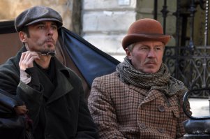Андрей Панин.
В 2011 году Панин начал сниматься в роли доктора Ватсона в новом российском сериале о Шерлоке Холмсе. Собственно озвучка происходила уже без актера.
Андрей Панин погиб 6 марта 2013 года. Судмедэксперты, исследовавшие тело актёра, пришли к выводу, что получить такие раны случайно невозможно, и что актёр был убит.
Тело артиста обнаружили около 11 часов утра 7 марта 2013 года в квартире дома на Балаклавском проспекте, на юге столицы. Одна из выдвигавшихся причин смерти — несчастный случай. Актёра обнаружили лежащим на полу в своей квартире, и, как полагали поначалу специалисты, он упал с высоты собственного роста и ударился головой. Первой предварительной причиной его смерти была потеря крови, однако на следующий день после загадочной смерти Панина судмедэксперты пришли к выводу, что перед смертью артист был жестоко избит, его лицо было изуродовано, в ранах были найдены осколки стекла, а на коленях — гематомы. Согласно источникам из судмедбюро, Панин, скорее всего, сопротивлялся и ранил убийцу. Странные звуки и стоны слышали и соседи, не уделившие им должного внимания.
По сообщению официального представителя СК РФ Владимира Маркина, следователи возбудили уголовное дело по факту смерти актёра Андрея Панина в Москве. Дело возбуждено по части 4 статьи 111 УК РФ (причинение тяжкого вреда здоровью, повлёкшее по неосторожности смерть потерпевшего).