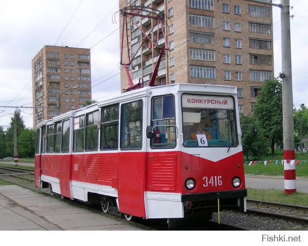 У нас в городе трамваи КТМ иначе как квадратными никто не называет, несмотря на то что ни в "фас" шестигранные