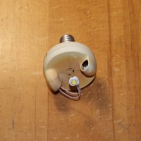 А вот моя LED-лампа.
Светодиод 1Вт (порядка 80-90 лм) + зарядка от сотового + корпус от энергосберегайки.
По ощущениям как 40Вт накала.