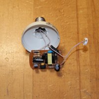 А вот моя LED-лампа.
Светодиод 1Вт (порядка 80-90 лм) + зарядка от сотового + корпус от энергосберегайки.
По ощущениям как 40Вт накала.